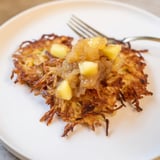 Herzhafte Kartoffelpuffer, perfekt kombiniert mit warmem Apfelmus für ein klassisches Gericht.  