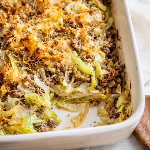 Zart gebackene Cabbage Casserole mit aromatischem Hackfleisch und geschmolzenem Käse.