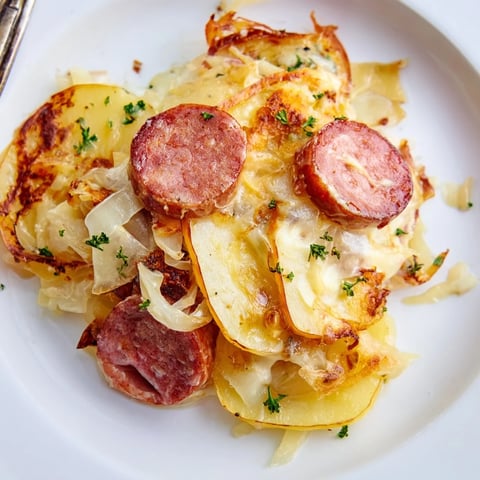 Herzhafte Sauerkraut-Bake mit rauchiger Wurst, knusprig goldbraun überbacken.  